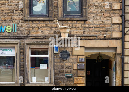 L'aide d'un pilon et mortier vieux signe du commerce extérieur d'un chimistes dans Lancaster Banque D'Images