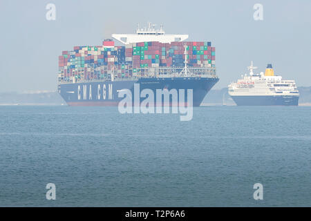 Le porte-conteneurs CMA CGM GEORG FORSTER, de quitter le port de Southampton, le Port de passage de SAPHIR SAGA. 28 mars 2019. Banque D'Images