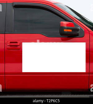 D'un coup vertical blanc vierge signe magnétique sur une voiture rouge côté passager de la porte. Banque D'Images