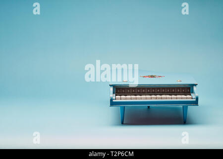 Toy piano sur un fond bleu Banque D'Images