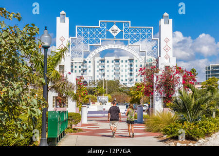Couple en train de marcher à l'entrée de Sarasota Bayfront Park à Sarasota en Floride aux États-Unis Banque D'Images