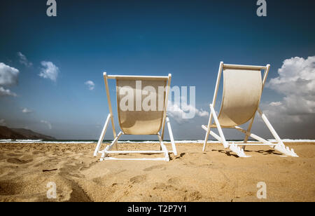 Deux chaises longues sur la plage de crete Banque D'Images