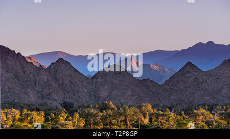 Paysage au coucher du soleil dans la vallée de Coachella, Palm Desert, Californie Banque D'Images