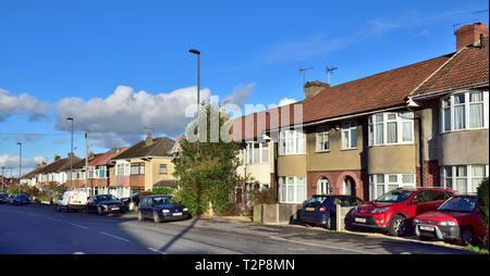 Des terrasses de la rue et les maisons jumelées maisons de banlieue à Filton, banlieue de Bristol dans la Loire, England, UK Banque D'Images