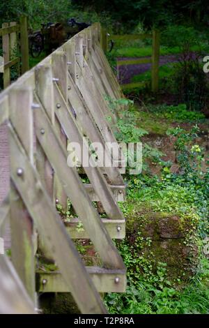 Pont de bois dans une usine de cuir sur la rivière Exe. Exeter, Devon, UK. Banque D'Images