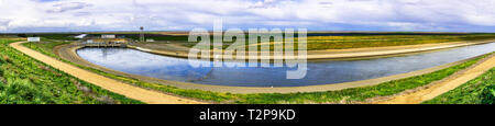 Vue panoramique de la 'Dos Amigos' Plante qui pousse l'eau de pompage jusqu'à la colline sur le canal de San Luis, une partie de l'Aqueduc de Californie ; Los Banos, Banque D'Images