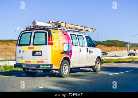 16 mars 2019 Los Angeles / CA / USA - cars service AT&T de la conduite sur l'autoroute ; affiche l'emblème sur le côté Banque D'Images