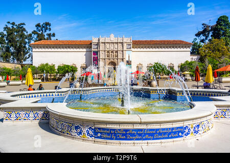 Le 19 mars 2019 San Diego / CA / USA - Plaza de Panama Fontaine dans le Balboa Park, le San Diego Museum of Art building visible à l'arrière-plan Banque D'Images