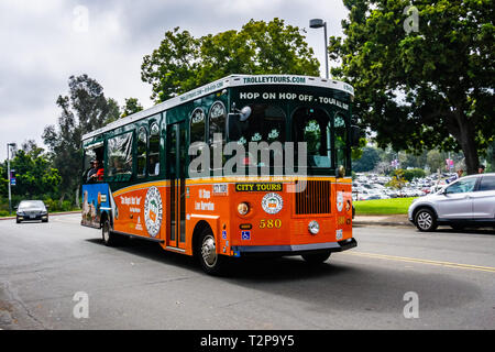 Le 19 mars 2019 San Diego / CA / USA - Hop On / Hop Off trolleybus prendre les gens à une visite de la ville de San Diego Banque D'Images
