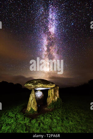 Les célibataires rocher sur le parc national de Dartmoor est un dolmen néolithique (chambre funéraire) Cette photo a été prise avec une seule exposition de 30 secondes Banque D'Images