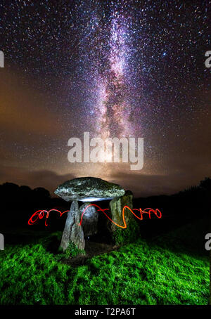 Les célibataires rocher sur le parc national de Dartmoor est un dolmen néolithique (chambre funéraire) Cette photo a été prise avec une seule exposition de 30 secondes Banque D'Images