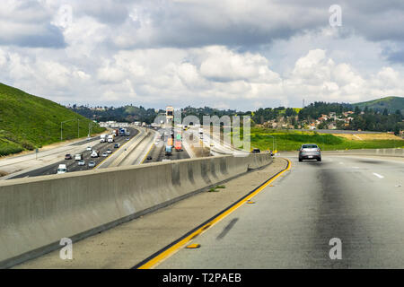 Le 20 mars 2019 Los Angeles / CA / USA - En route vers Los Angeles sur un jour nuageux Banque D'Images