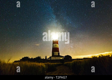 Happisburgh, Norfolk, UK, 28 juillet 2016 - montrant Happisburgh phare de nuit avec la milkyway sur la côte nord du comté de Norfolk, utilisé pour allumer la cl Banque D'Images