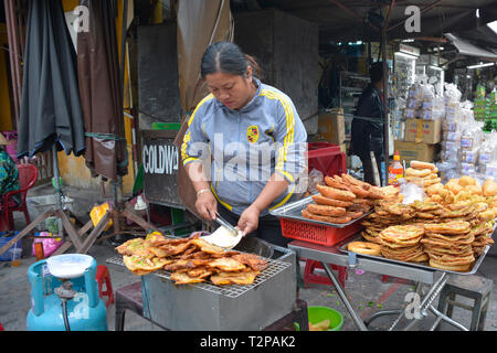 Hoi An, Vietnam - 20 décembre 2017. Un vendeur de rue prépare la nourriture à son étal dans le quartier historique de l'UNESCO énumérés en vietnamien ville de Hoi An. Banque D'Images