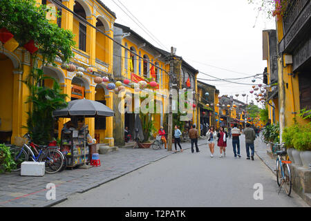 Hoi An, Vietnam - 20 décembre 2017. Les touristes se promener dans une rue piétonne dans le quartier historique de l'UNESCO énumérés en vietnamien ville de Hoi An. Banque D'Images