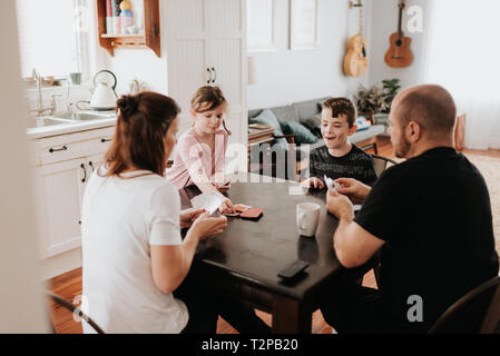 Famille de quatre cartes à jouer dans la cuisine Banque D'Images