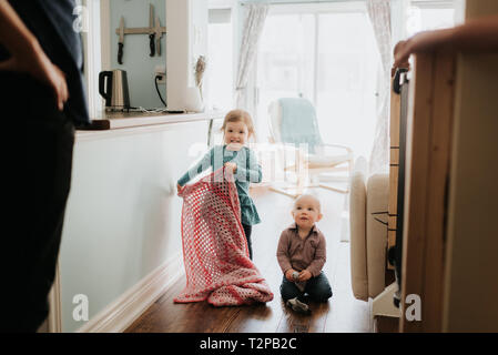 Female toddler et petit frère dans la cuisine avec le père Banque D'Images