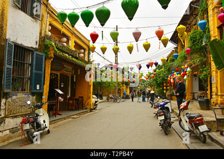 Hoi An, Vietnam - 20 décembre 2017. Les touristes se promener dans une rue piétonne dans le quartier historique de l'UNESCO énumérés en vietnamien ville de Hoi An. Banque D'Images