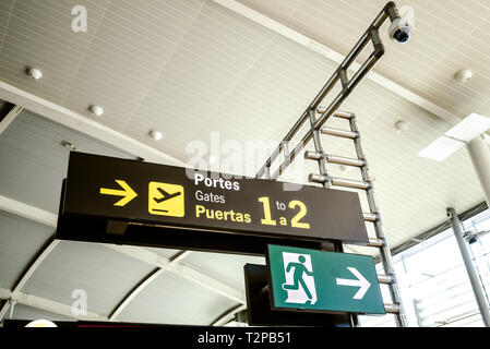 Valencia, Espagne - 8 mars, 2019 : d'embarquement à l'aéroport de Manises, où les touristes ont à attendre en ligne à bord de l'avion pour leurs vacances tr Banque D'Images