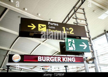 Valencia, Espagne - 8 mars, 2019 : d'embarquement à l'aéroport de Manises, où les touristes ont à attendre en ligne à bord de l'avion pour leurs vacances tr Banque D'Images