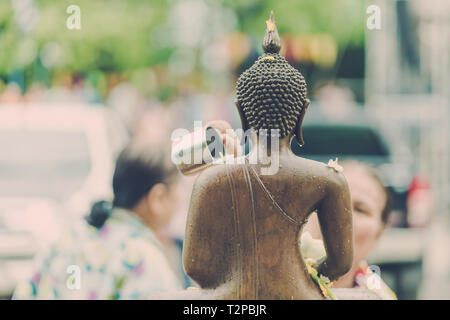 La THAÏLANDE KANCHANABURI - AVRIL 17 : personnes non identifiées douche le moine sculpture dans Songkran festival on Avril 17,2018 Udommongkol Kanchanab au Wat en Banque D'Images