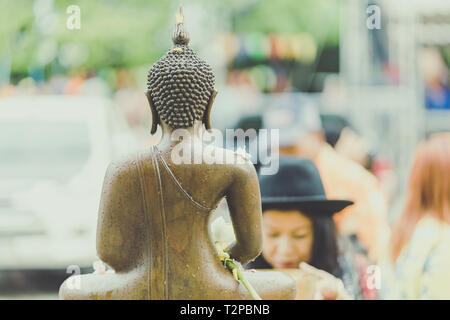 La THAÏLANDE KANCHANABURI - AVRIL 17 : personnes non identifiées douche le moine sculpture dans Songkran festival on Avril 17,2018 Udommongkol Kanchanab au Wat en Banque D'Images