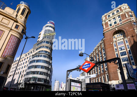 La station de métro Callao sur la Plaza de Callao avec la charogne bâtiment en arrière-plan, sur la Gran Via, au coeur de Madrid, dans le quartier commerçant. Banque D'Images