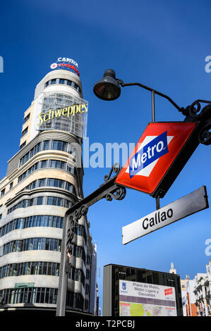 La station de métro Callao sur la Plaza de Callao avec la charogne bâtiment en arrière-plan, sur la Gran Via, au coeur de Madrid, dans le quartier commerçant. Banque D'Images