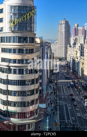 Recherche le long de la Gran Via à la Torre de Madrid sur la Plaza De Espania, avec le bâtiment de charogne dans la Plaza de Callao au premier plan je Banque D'Images