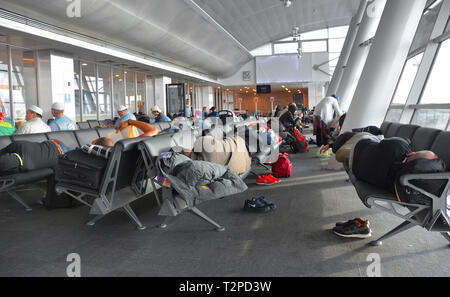 Istanbul, Turquie - 4 janvier 2018. Les passagers ayant de longues attentes essayer de rattraper un peu de sommeil entre les vols à un point d'accès à l'aéroport Ataturk d'Istanbul Banque D'Images