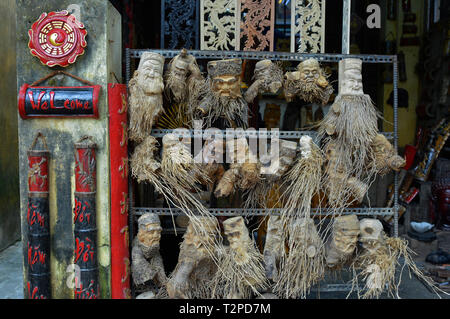 Hoi An, Vietnam - 20 décembre 2017. Souvenirs à vendre à l'extérieur d'une boutique touristique à Hoi An. Ce sont des racines de plantes et d'arbres avec des visages sculptés Banque D'Images