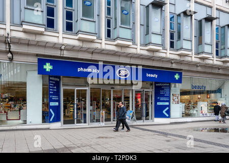 Birmingham, Angleterre - le 17 mars 2019 : l'entrée de Bioots Pharmacie sur High Street Banque D'Images