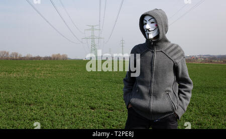 Portrait du0027un homme anonyme, hacker portant masque sur fond sombre 