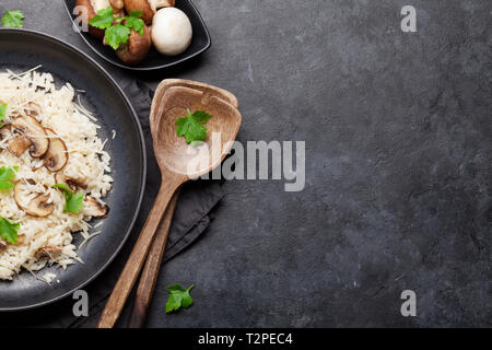 Risotto aux champignons délicieux habillé de fromage parmesan et le persil. Top View with copy space Banque D'Images