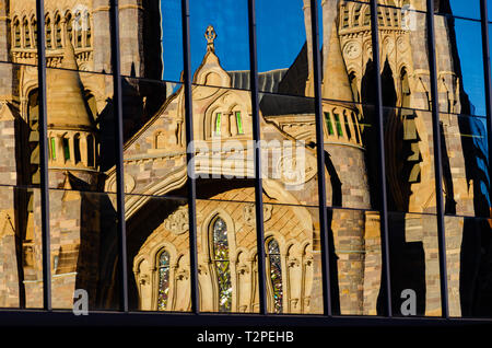 Cathédrale St Stepehens vu ici reflète dans un bâtiment CDB Brisbane Banque D'Images