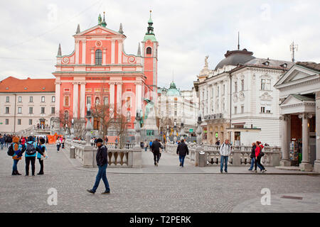 Scène de rue à Ljubljana, dont la célèbre église, Cerkev Marijinega oznanjenja, Slovénie Banque D'Images