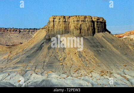 Le désert de l'Arizona a une montagne, qui ont été érodées en formes uniques. Cette grande vue montre un bel exemple. Banque D'Images