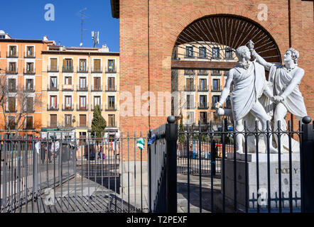 Monument à Luis Daoíz et Pedro Velarde, héros de la guerre d'Indépendance Espagnole, dans la Plaza Dos de Mayo dans le coeur de l'Malasana disrict, cen Banque D'Images