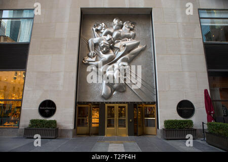 Isamu Noguchi's 10-tonnes courtes (8,9-long-tonne) panneau en acier inoxydable, News, situé au-dessus de l'entrée à 50 Rockefeller Plaza (anciennement les P Banque D'Images