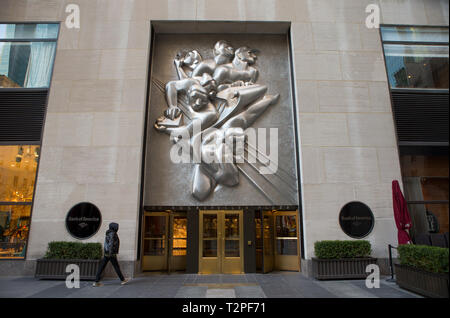 Isamu Noguchi's 10-tonnes courtes (8,9-long-tonne) panneau en acier inoxydable, News, situé au-dessus de l'entrée à 50 Rockefeller Plaza (anciennement les P Banque D'Images