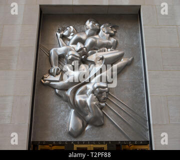 Isamu Noguchi's 10-tonnes courtes (8,9-long-tonne) panneau en acier inoxydable, News, situé au-dessus de l'entrée à 50 Rockefeller Plaza (anciennement les P Banque D'Images