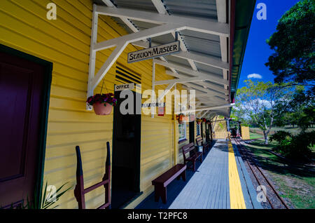 Le Village historique de Caboolture conserve la vie telle qu'elle était dans cette ville australienne, il y a de nombreuses années. Ici se trouve la gare ferroviaire peintes de couleurs vives. Banque D'Images