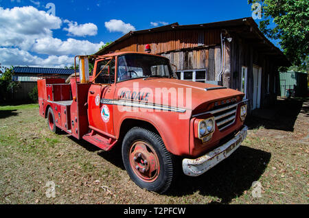 Un vieux camion Dodge utilisé comme un camion d'incendie pour les pompiers rurales encore bonne dans le Village historique de Caboolture Banque D'Images