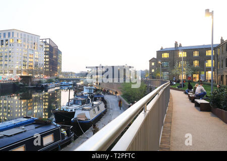 Wharf Road Gardens au crépuscule au printemps, menant à la place du grenier à Kings Cross, London, UK Banque D'Images