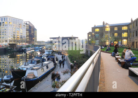 Wharf Road Gardens au crépuscule au printemps, menant à la place du grenier à Kings Cross, London, UK Banque D'Images