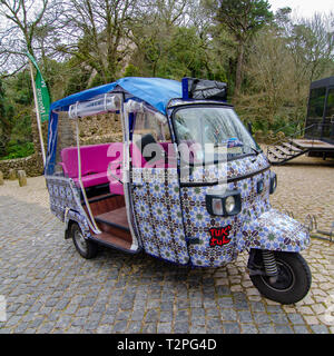 Décorée dans un tuk tuk est utilisé au Portugal pour le transport des touristes à et d'attractions Banque D'Images