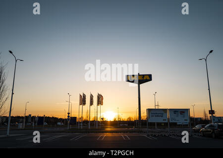 RIGA, Lettonie - 3 avril, 2019 : marque IKEA signer au cours du soir sombre et le vent - Ciel bleu en arrière-plan - centre commercial populaire Banque D'Images