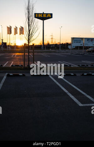 RIGA, Lettonie - 3 avril, 2019 : marque IKEA signer au cours du soir sombre et le vent - Ciel bleu en arrière-plan - centre commercial populaire Banque D'Images