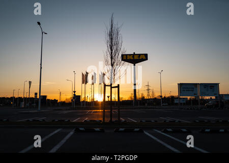 RIGA, Lettonie - 3 avril, 2019 : marque IKEA signer au cours du soir sombre et le vent - Ciel bleu en arrière-plan - centre commercial populaire Banque D'Images