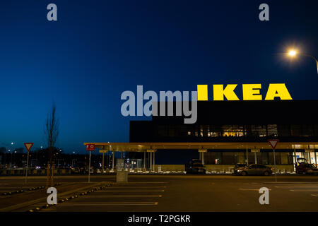 RIGA, Lettonie - 3 avril, 2019 : marque IKEA signer au cours du soir sombre et le vent - Ciel bleu en arrière-plan - centre commercial populaire Banque D'Images